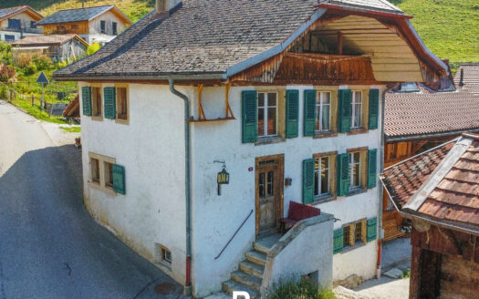 LESSOC – Maison de caractère au centre du village