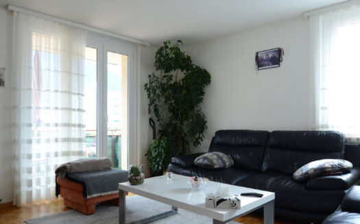 Appartement de 4.5 pièces au 1er étage, 2 balcons et garage individuel