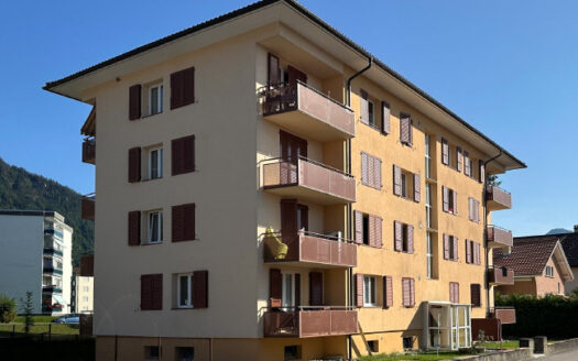 Appartement de 4.5 pièces au 1er étage, 2 balcons et garage individuel